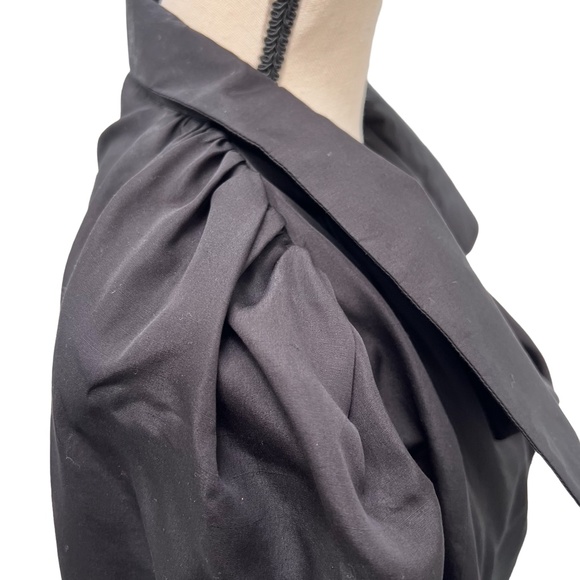 YVES SAINT LAURENT BLACK CROPPED PONCHO CAPE WITH POINT COLLAR - 2010 COLLECTION - Picture 4 of 14